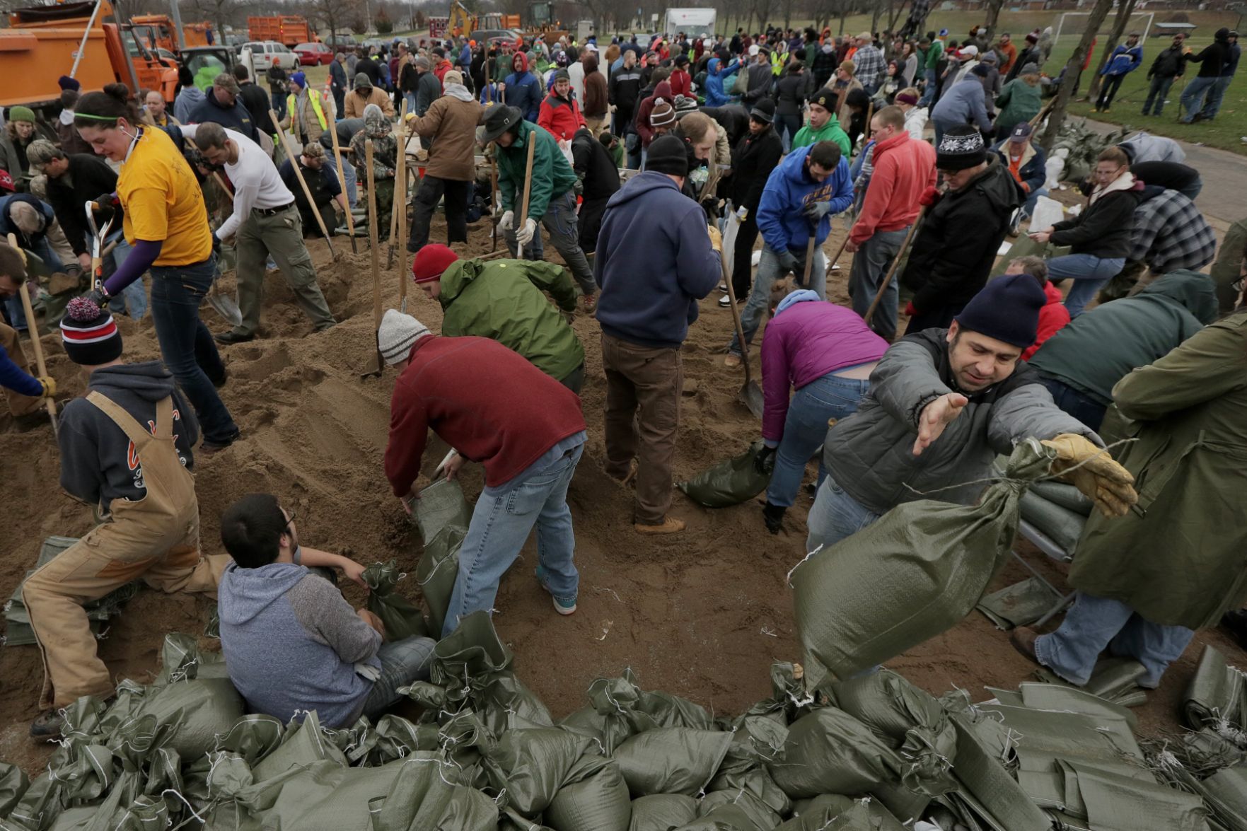 Sandbagging at River Des Peres